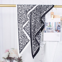 春季氛围感穿搭头巾豹纹绸仿真丝凉感三角巾豹纹印花女三角形丝巾