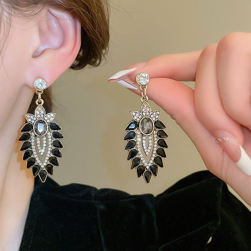 銀の針の黒色の水晶の項の幾何学のピアスの小さい大衆の百合のイヤリングのファッションの気質の軽くて豪華な高級感の耳飾りの卸売り