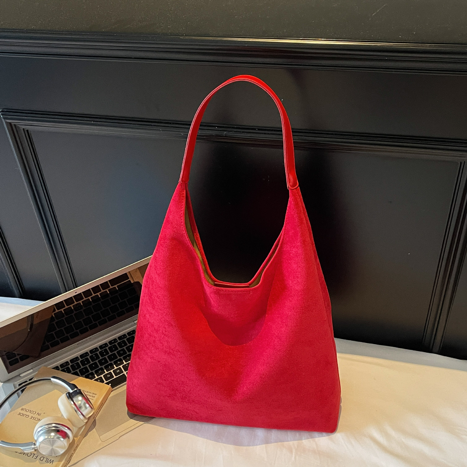 Bolsa de veludo suave retro 2025 nuevo otoño invierno popular bolsa de hombro de gran capacidad bolsa de cubo explosiva