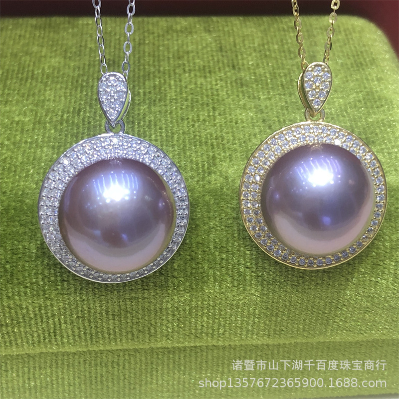 Pendant solar-powered pearl