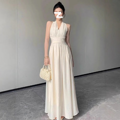 フレンチホワイトノースリーブホルターネックVネックドレス女性用2025新しい夏スタイル美しいウエスト痩身ロングスカート