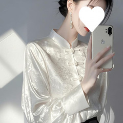 新中国式の国風の中で底のシャツの女性の2025早春の高級感が軽くて、年齢の洋風の白いジャカードのシャツを減らします。