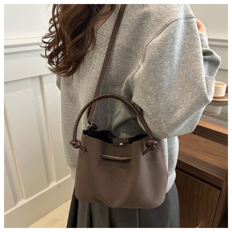 225g Weight Polyester Lining Material Sewing Thread Fashion Element Zipper, Magnetic Buckle Closure Type Top Handle Strap Type Handbag Bags Type Daily Occasion Pu Leather Material Solid Color Pattern All Seasons Season Women's Gender Classic Style Style Bucket Shape Medium Size Women's Medium Pu Leather Solid Color Classic Style Sewing Thread Bucket Zipper Magnetic Buckle Handbag 7