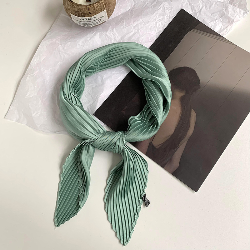 Pañuelo de seda de alta calidad nuevo estilo de color sólido arrugado bufanda de seda para mujer bufanda en forma de diamante versión coreana de la bufanda de seda de imitación pequeña bufanda en la cabeza banda para el cabello