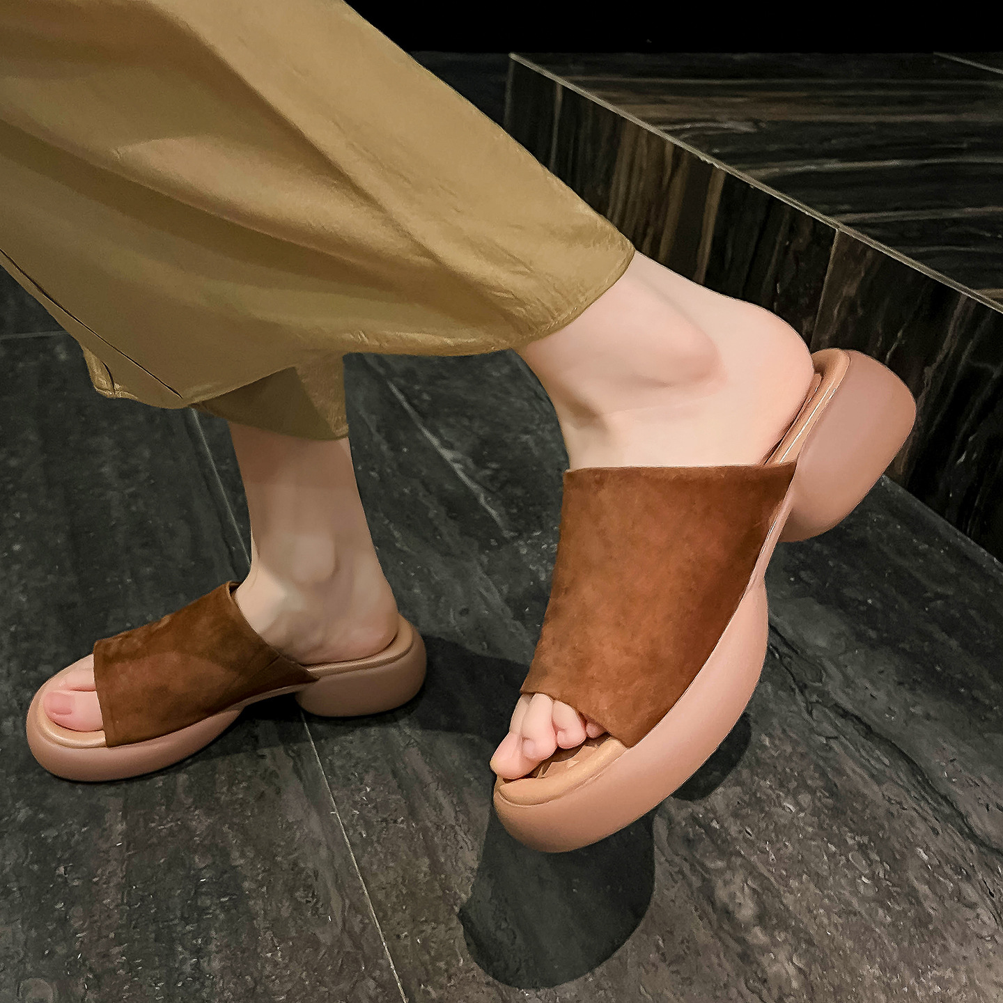 Dép sandal nữ quai ngang đế dày gót 5 cm, mềm êm, đi biển hè — xanh lam, nâu sẫm