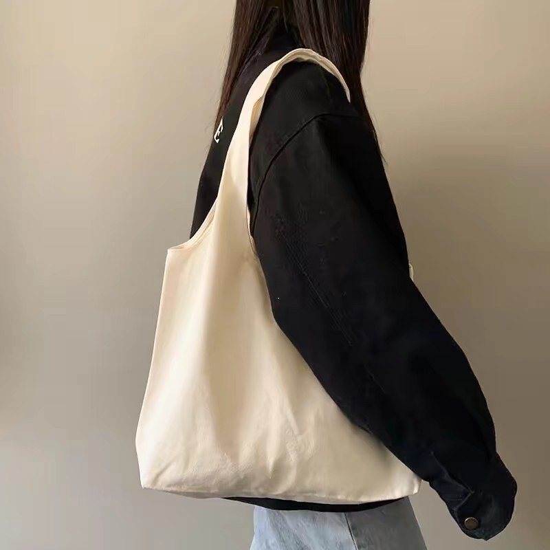 Capacious shoulder bag