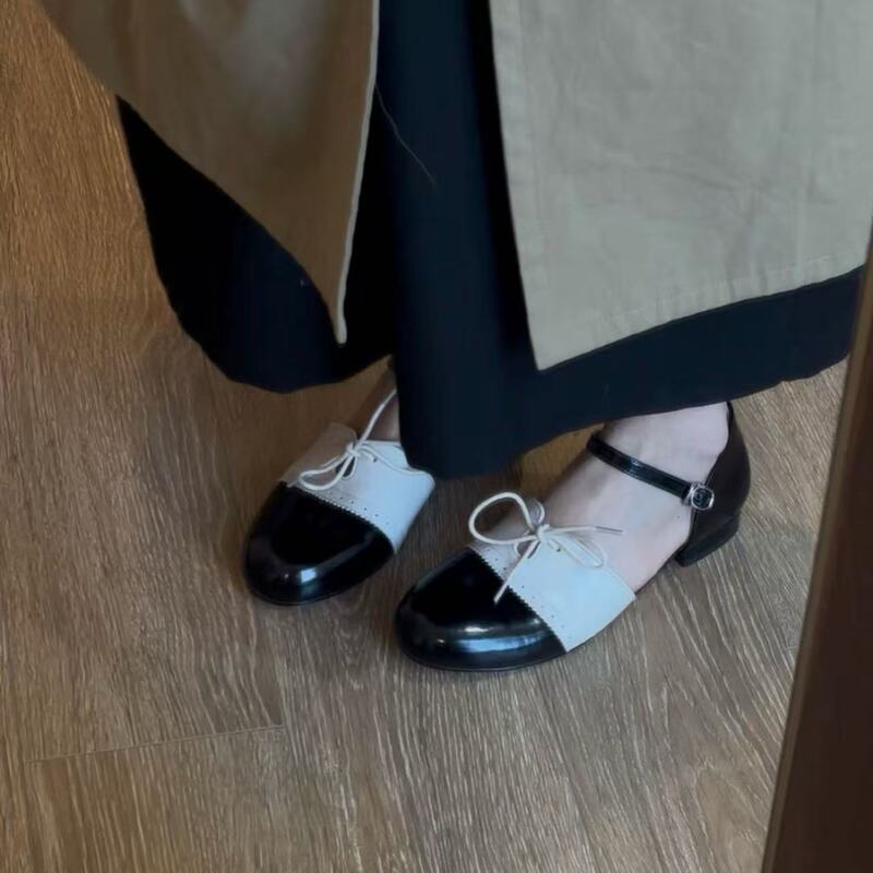 軽豪華な小群金の復古風低ヒールサンダル女性2025夏の新型の色合わせ中空サンダルはファッション靴を履いている|undefined