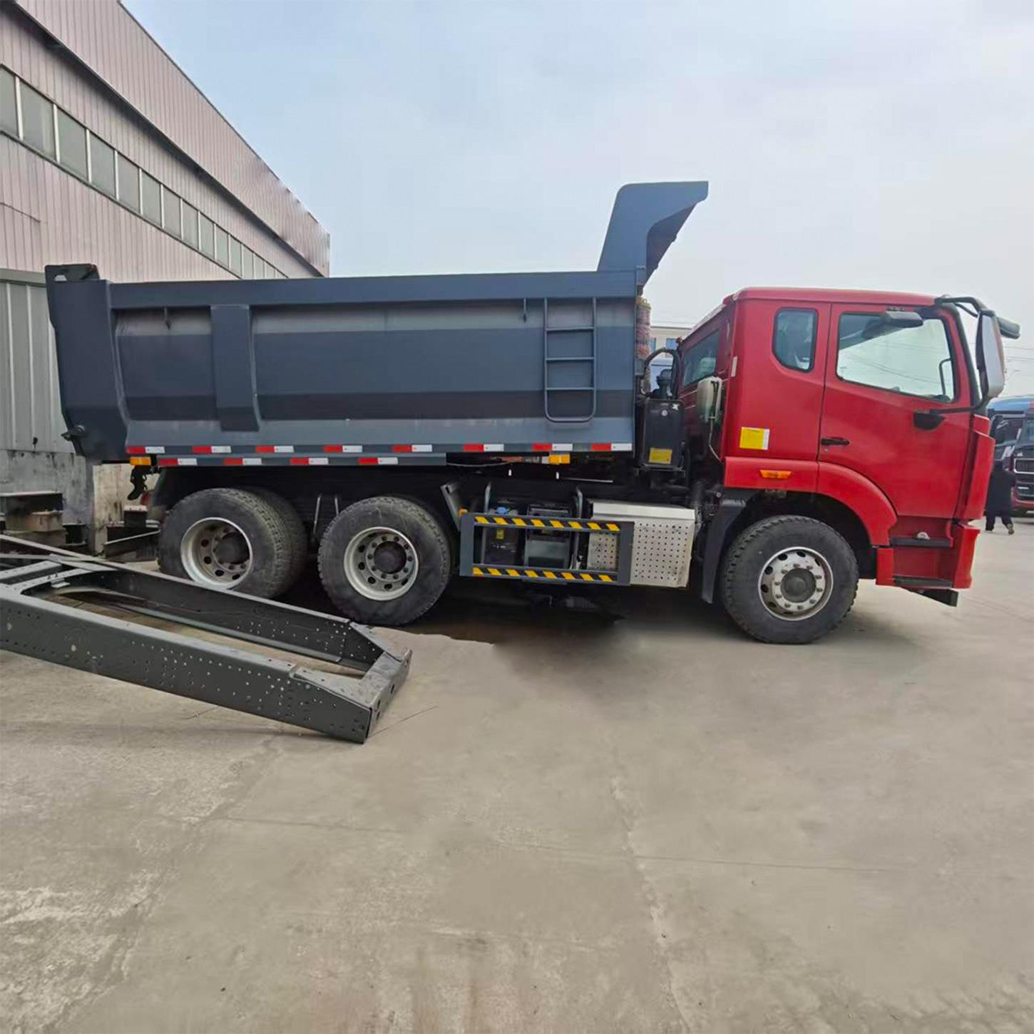 Manufacturer of Cross-Border Heavy-Duty Truck Howo, Eight-Wheel Dump Truck, Engineering Dump Truck, Earthmoving Transport Truck, 371 Horsepower Dump Truck