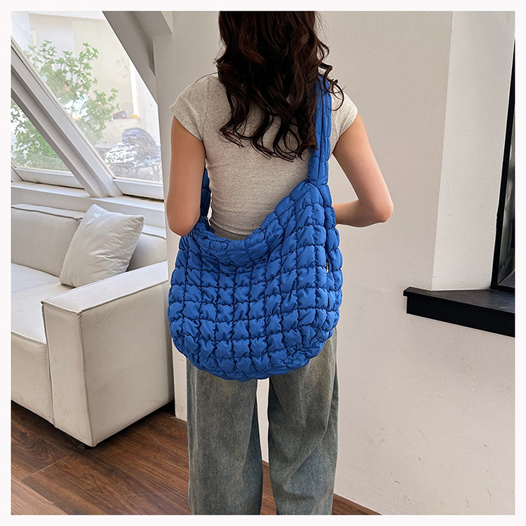 Femmes Grande Nylon Couleur Unie Vêtement De Rue Fermeture Éclair Sac En Forme De Nuage display picture 23