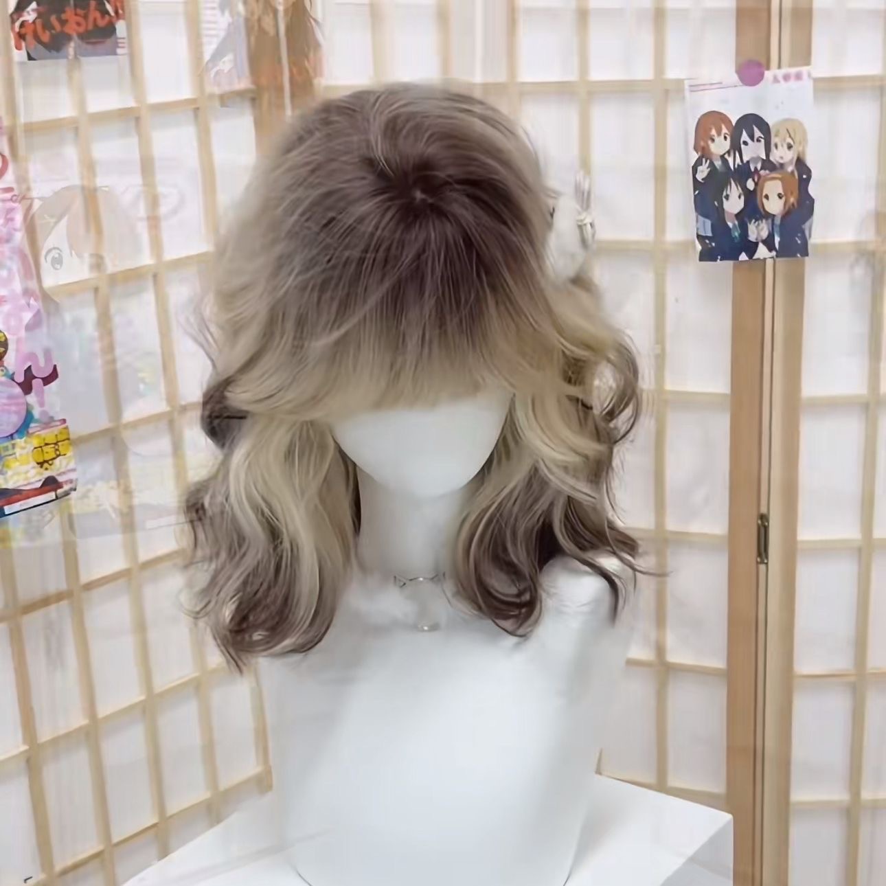 Koni Wigs - Siamese Cat Style Short Curly Pary med svart til gull gradient ullkrøller, Paris-fargeeffekt