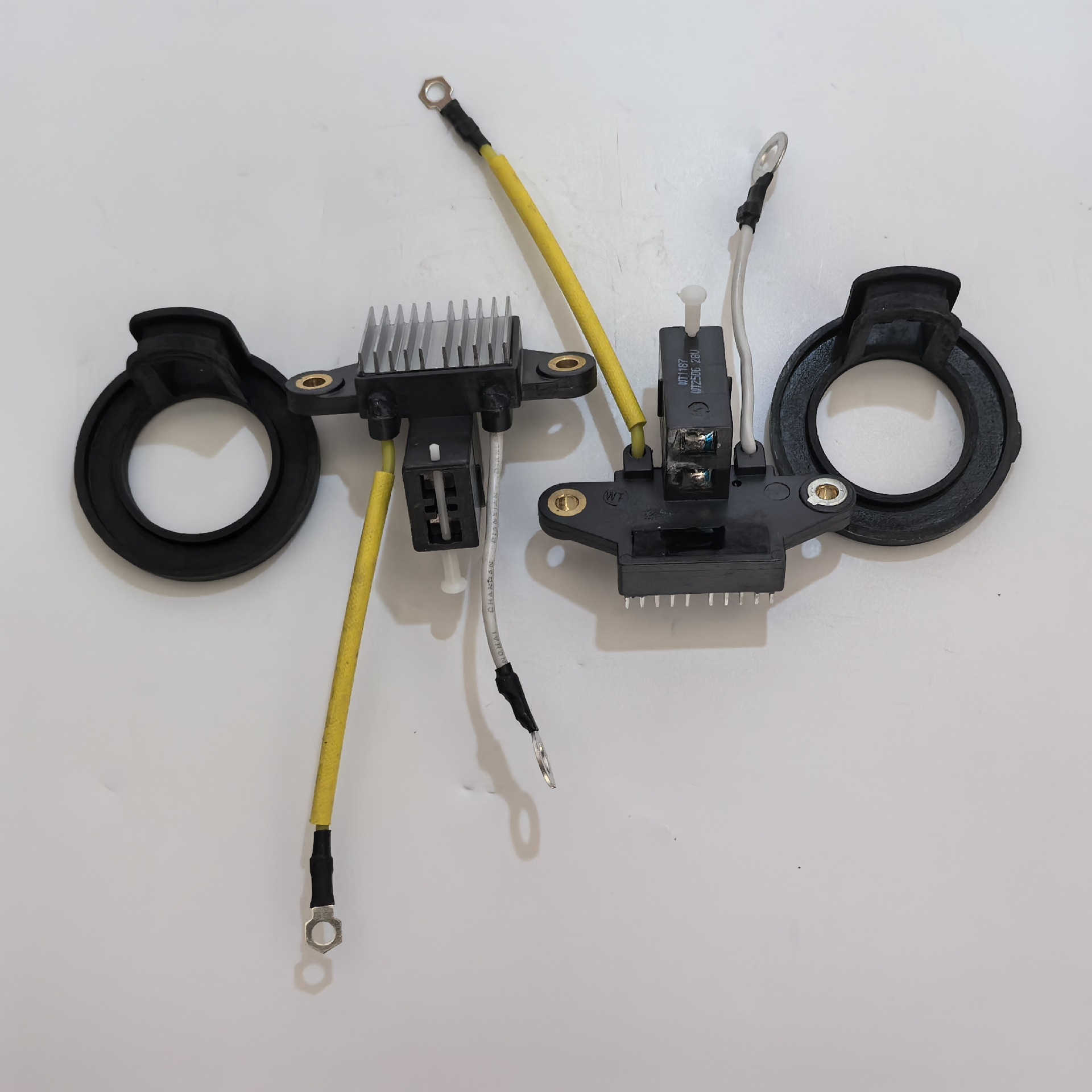 Spot New Weichai Petola Jfz2110-W Diesel Engine 28V120A Automotive Generator Regulator Manufacturer