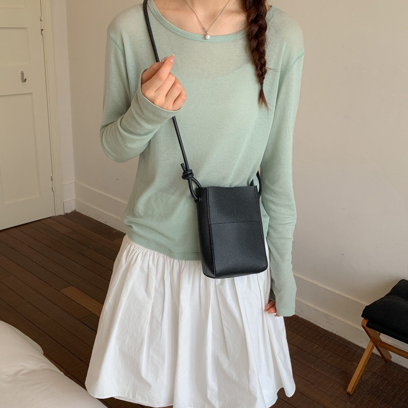 Bolsa de mujer nuevo color sólido 2026 bolso coreano ligero portátil pequeño cubo de aire extranjero nicho de verano inclinado teléfono móvil hombro
