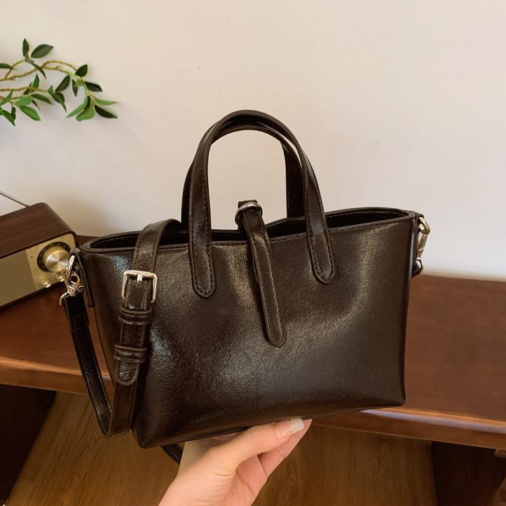 Bolsa de cubo de cera de mano coreana para mujeres 2024 nueva moda de bolso de hombro universal nicho de alto nivel bolso de mochila