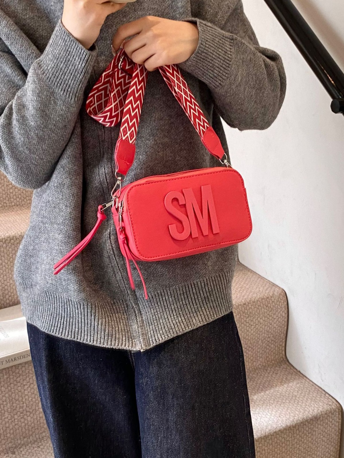 Personalidad de moda moda moda bolsa de mujer casual versátil nicho letras pequeñas bolsas cuadradas correa de hombro ancha popular mochila de hombro