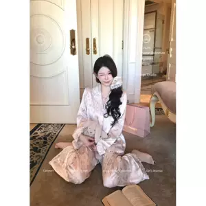 【Katie ความยาวสองเท่า】ชุดนอนผ้าไหมน้ำแข็ง ฤดูใบไม้ร่วง แบบใหม่ สำหรับผู้หญิง มีปกพับและขอบลูกไม้ ชุดอยู่บ้านผ้าไหมน้ำแข็ง