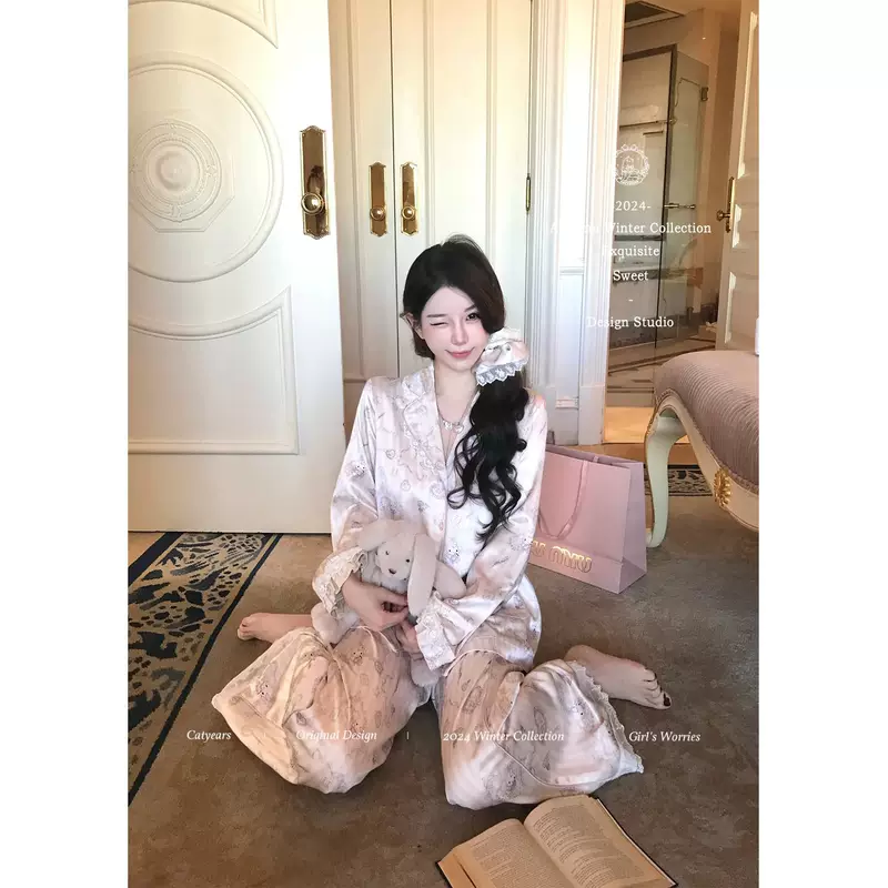 【Katie ความยาวสองเท่า】ชุดนอนผ้าไหมน้ำแข็ง ฤดูใบไม้ร่วง แบบใหม่ สำหรับผู้หญิง มีปกพับและขอบลูกไม้ ชุดอยู่บ้านผ้าไหมน้ำแข็ง