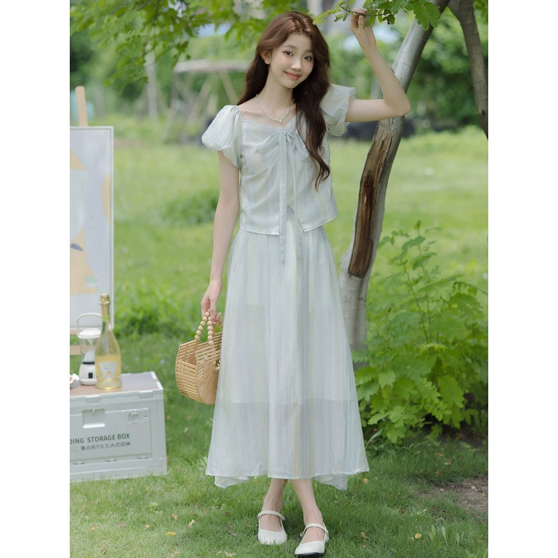 Летний комплект из двух предметов для женщин: топ с короткими пышными рукавами и юбка, нежный лесной стиль, коллекция лето 2025 года.