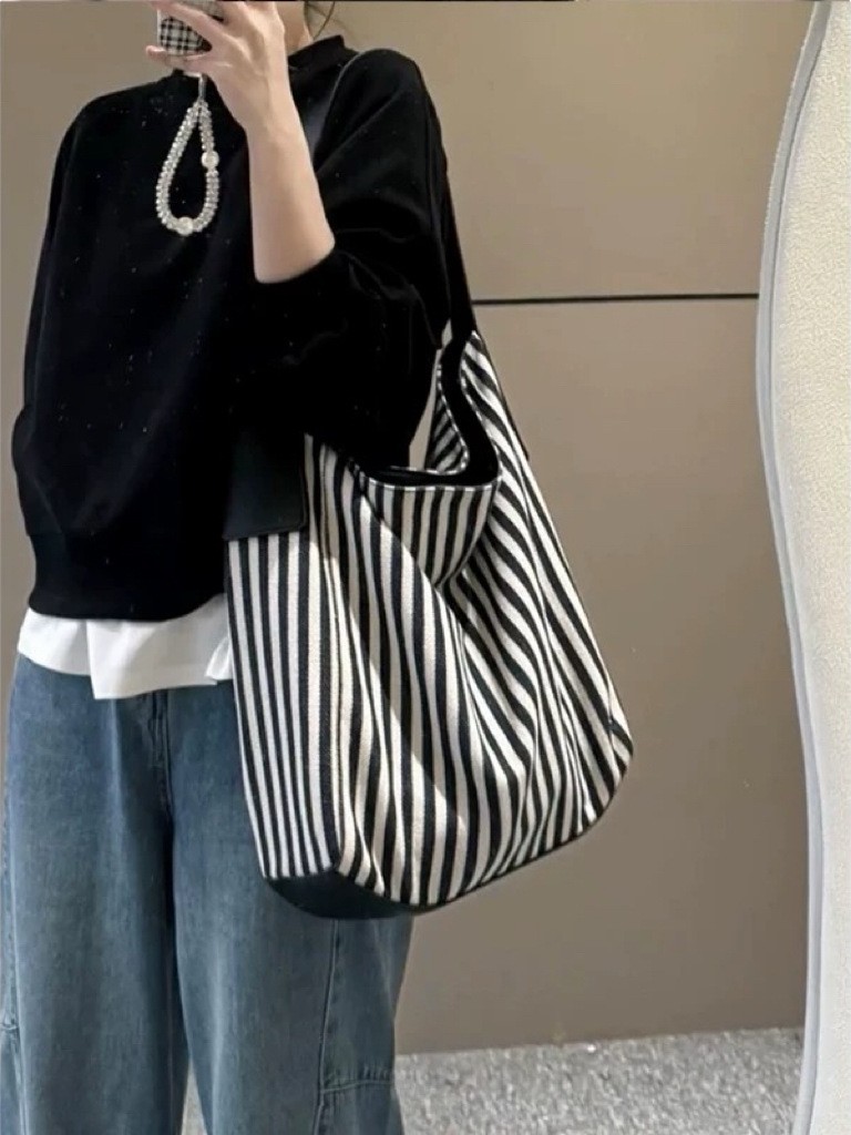 Capacious shoulder bag