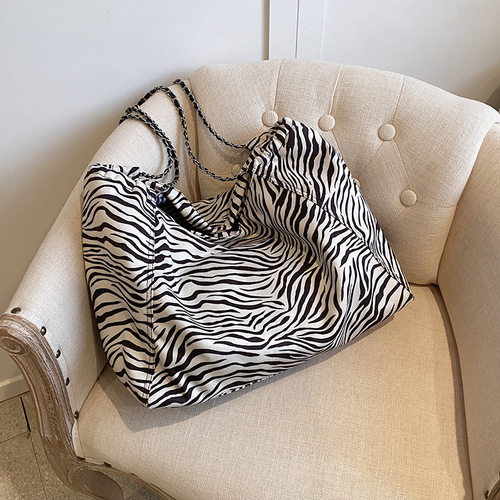 Cross-border large-capacity leopard print single shoulder underarm bag for women 2024 new style high-end versatile commuter chain tote bag