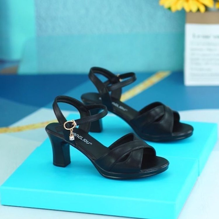 Sandallas de mujer de cuero suave de verano 2025 nuevo estilo anti-deslizante de mujer tacones de moda boca de pez madre sandalias de hebilla