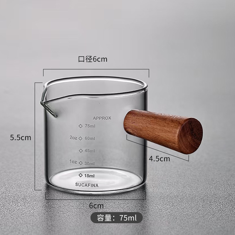 側木は口の小さいミルクの杯の透明なガラスを目盛りの測定の杯のエスプレッソのオンスの杯の小さいミルクの缶を持ちます。|undefined