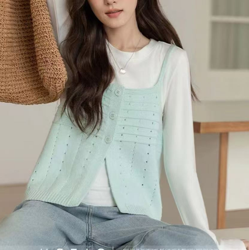 Camisola pequeña corta de punto hueco verde claro para mujer a principios de primavera, ropa exterior apilada, blusa de reducción de edad dulce