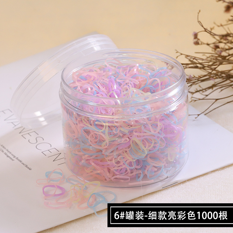 使い捨てのゴム筋の女性は髪を刺します。|undefined