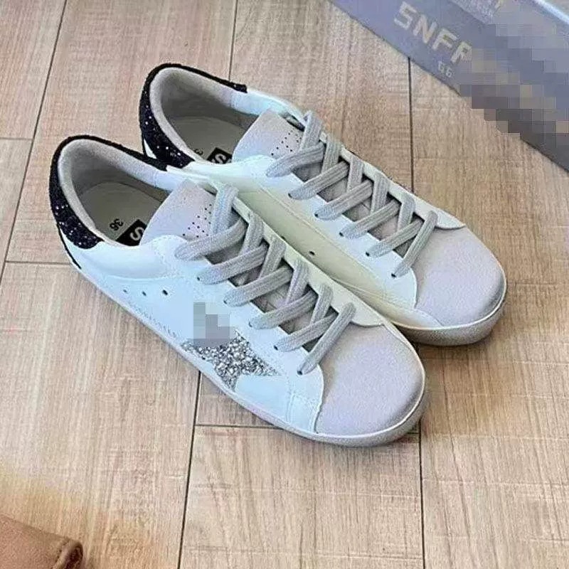 Versión mejorada de Corea del Sur GG Star Zapatos sucios de cola negra Zapatos sucios pequeños Zapatos de tabla viejos de cola plateada para mujer Zapatos casuales de aumento para hombres