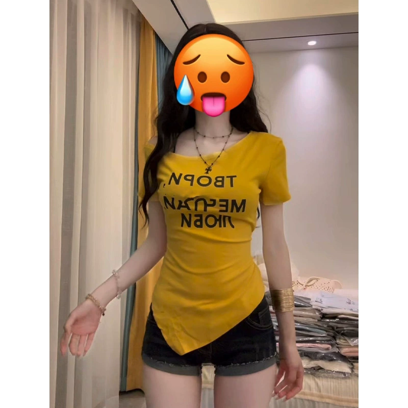 Американская сексуальная желтая футболка с короткими рукавами и наклонными плечами с буквенным принтом для женщин, летний топ с открытыми плечами и асимметричным поясом