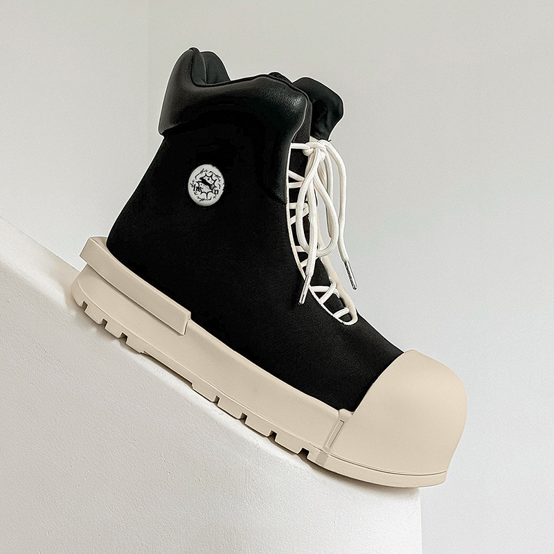 2024新型ミッキーの大きい靴のキャンバスの厚い底が高くなります。