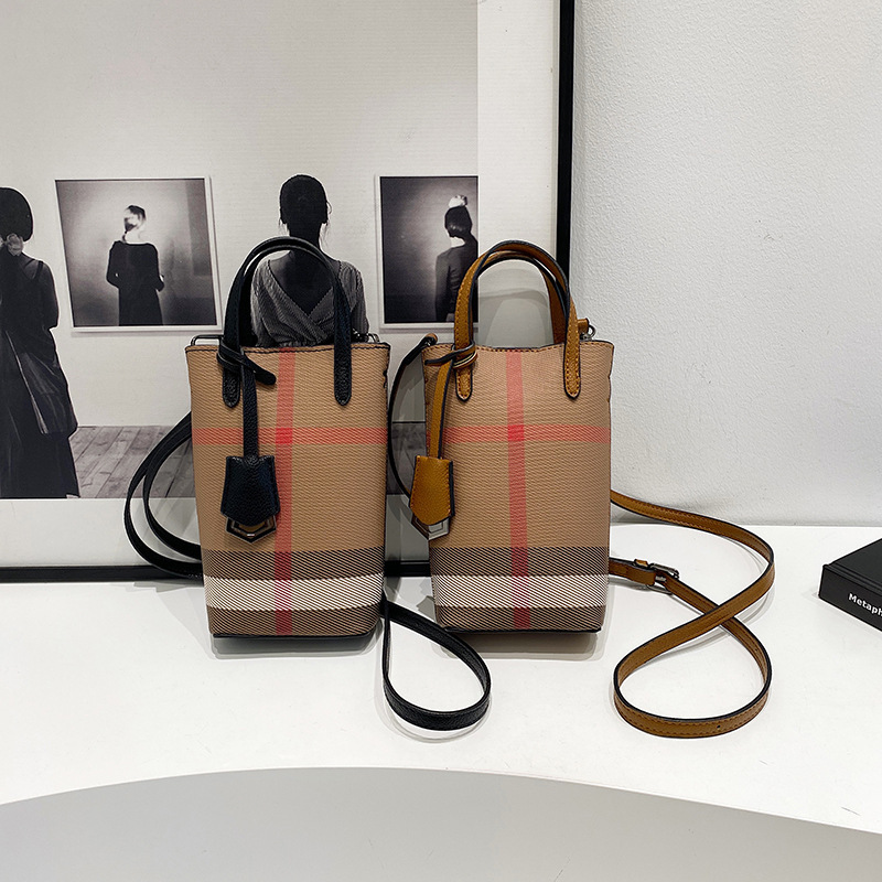 Women's Mobile Phone Bag 2025 New Lightweight Portable Plaid Shoulder Bag Women's Niche High-end Crossbody Small Square Bag Trendy Women's Mobile Phone Bag 2025 New Lightweight Portable Plaid Shoulder Bag Women's Niche High-end Crossbody Small Square Bag Trendy