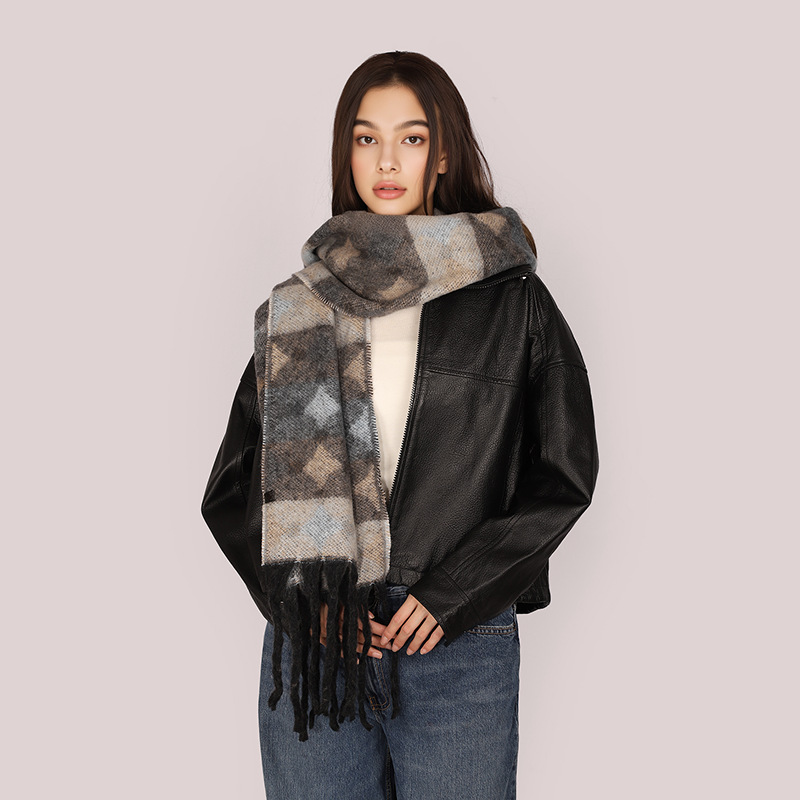 Otoño y invierno nuevo bufandas de mujer caliente, estilo de alta calidad, bufandas de moda con bordas, sensación de diseño, temperamento cómodo y grueso