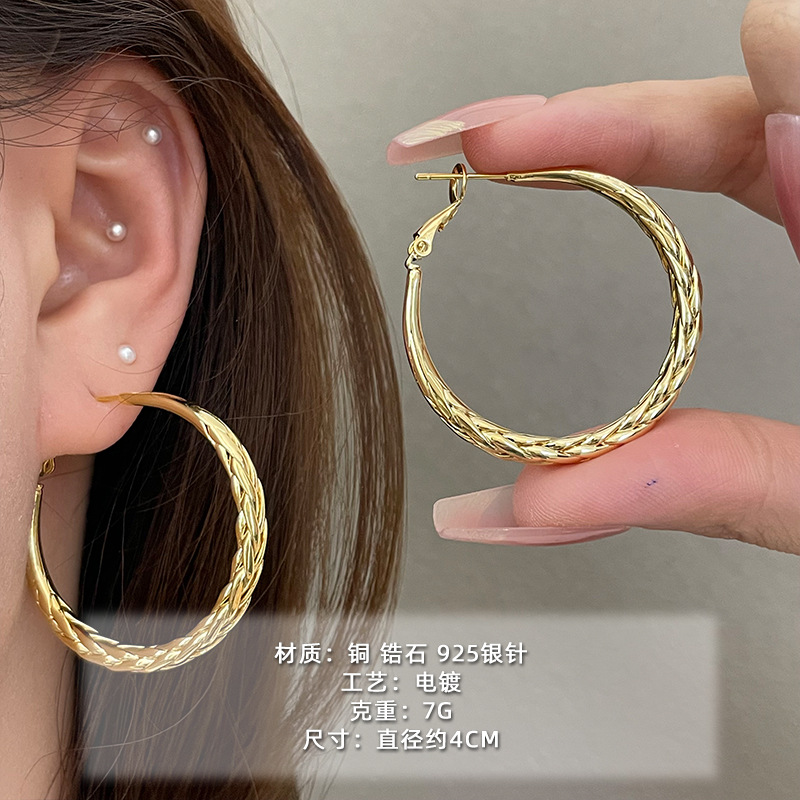 2025 nuevo estilo verano de moda anillo plateado círculo negro círculo fino temperamento europeo y americano aretes dorados de todo fósforo