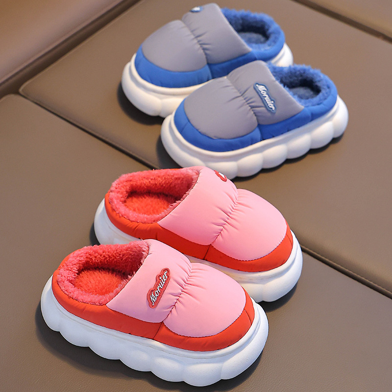 Zapatillas de algodón para niños invierno 2024 nuevos niños cálidos y veludo impermeable en el hogar bolsas de zapatos de algodón para niños pequeños