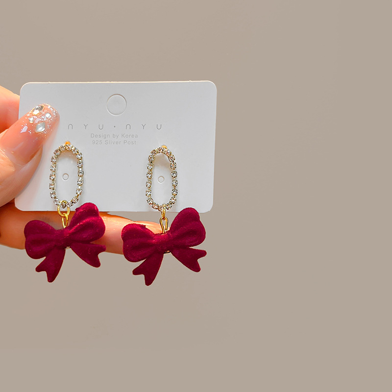 Aguja de plata Otoño e Invierno rojo vintage flocado arco borla pendientes ins Año Nuevo vino rojo Bola de piel pendientes de perlas