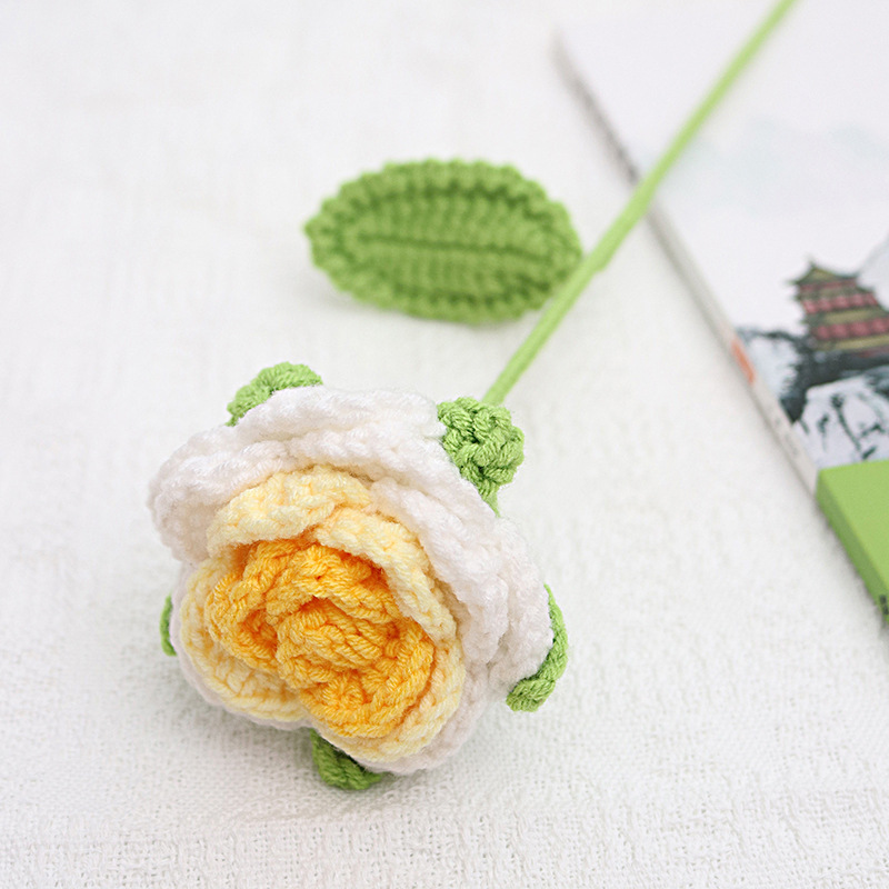 완성 된 노란색 그라디언트 로즈