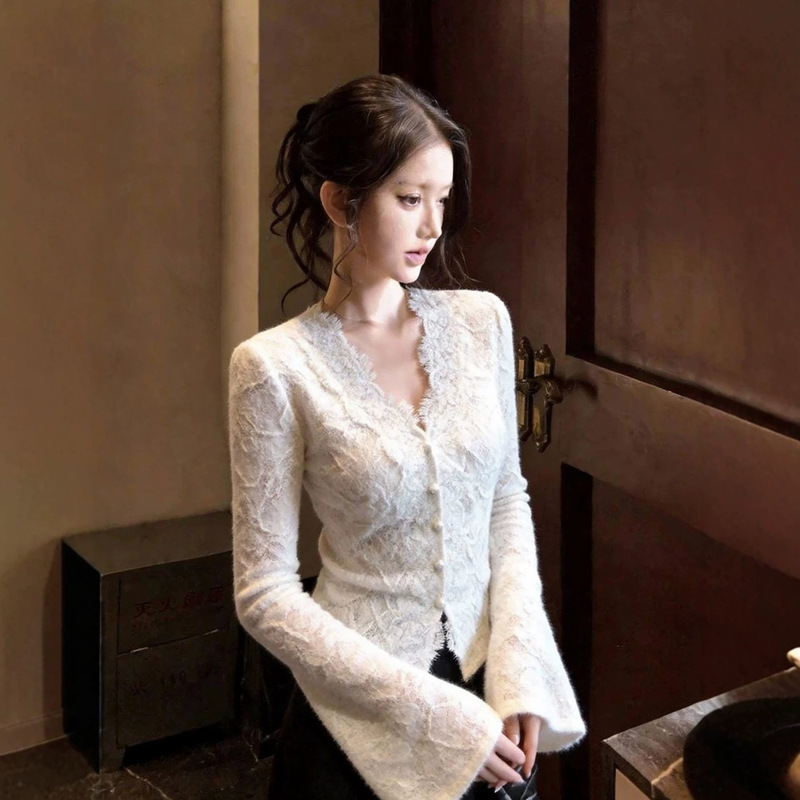 French-style delicate lace camisole, a chic and youthful long-sleeved top, a fashionable and exquisite new item, perfect for layering and versatile for any occasion French-style delicate lace camisole, a chic and youthful long-sleeved top, a fashionable and exquisite new item, perfect for layering and versatile for any occasion