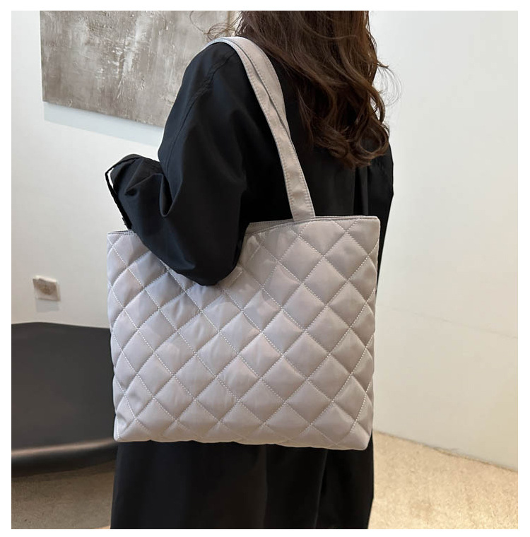 A new large-capacity diamond-shaped commuter handbag and fashionable single-shoulder tote bag for women in the niche cotton-padded jacket bag for autumn and winter 2024 undefined