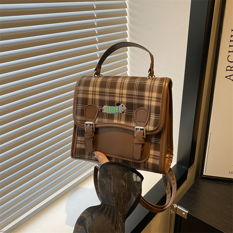 Bolsa de estilo universitario para mujeres 2024 otoño nuevo tipo de salchicha para estudiantes de clase bolsa de mano retro