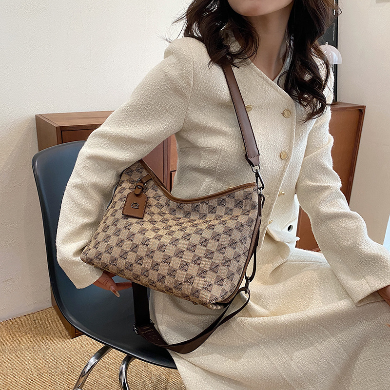 Large-capacity high-end bags for women 2024 autumn and winter popular large bags versatile printed letters one-shoulder cross-body small square bag_voghion.com
