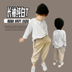 子供の長袖tシャツ2025秋冬の新型純色の上着の底のシャツの中の子供服の卸売り