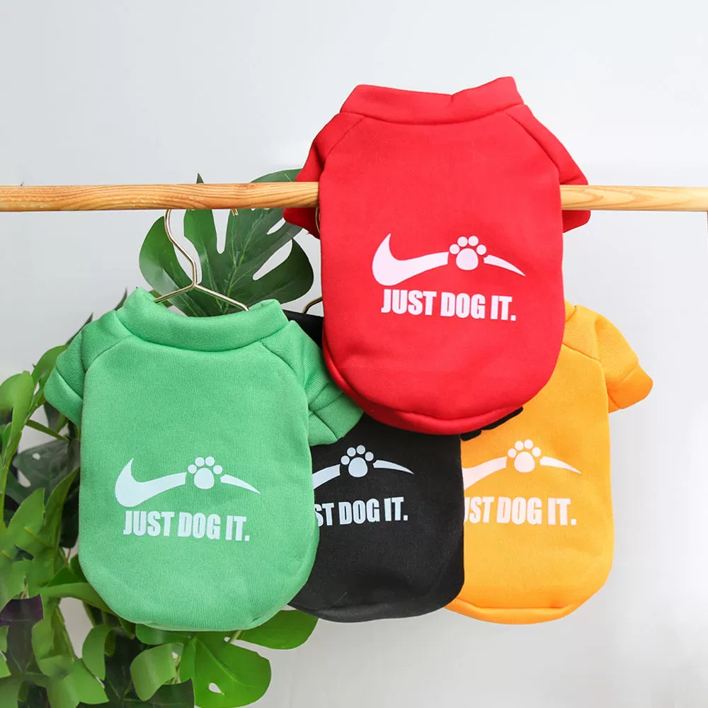 Пятно осенняя и зимняя одежда для домашних животных милые английские буквы плюс бархатный круглый воротник свитера супер милая кошка и собака универсальная одежда