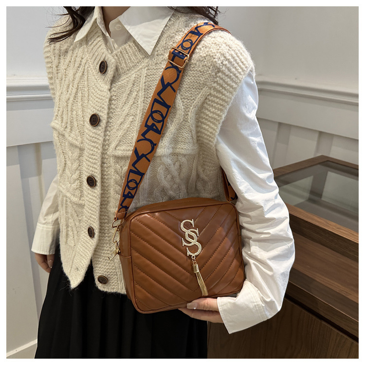 A stylish Korean-style wide shoulder strap small bag for women in the autumn of 2024, a niche design and versatile camera bag, an ins crossbody small square bag undefined