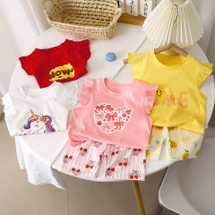 女の子の夏の新しい半袖の半ズボンのスーツの女の子の飛袖の上着のファッションの韓国版の薄いタイプの2セットの子供服