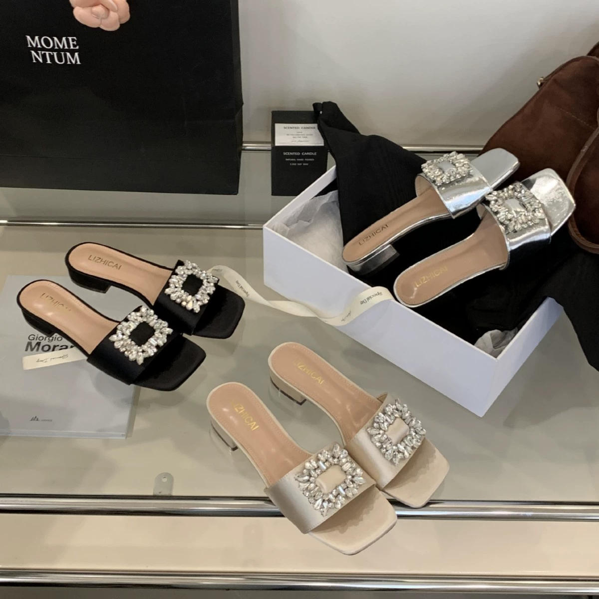 Женские босоножки на толстом каблуке 300-3~см, французский дизайн, высококачественные стразы, квадратный открытый носок, для улицы, лето 2025, новая модель