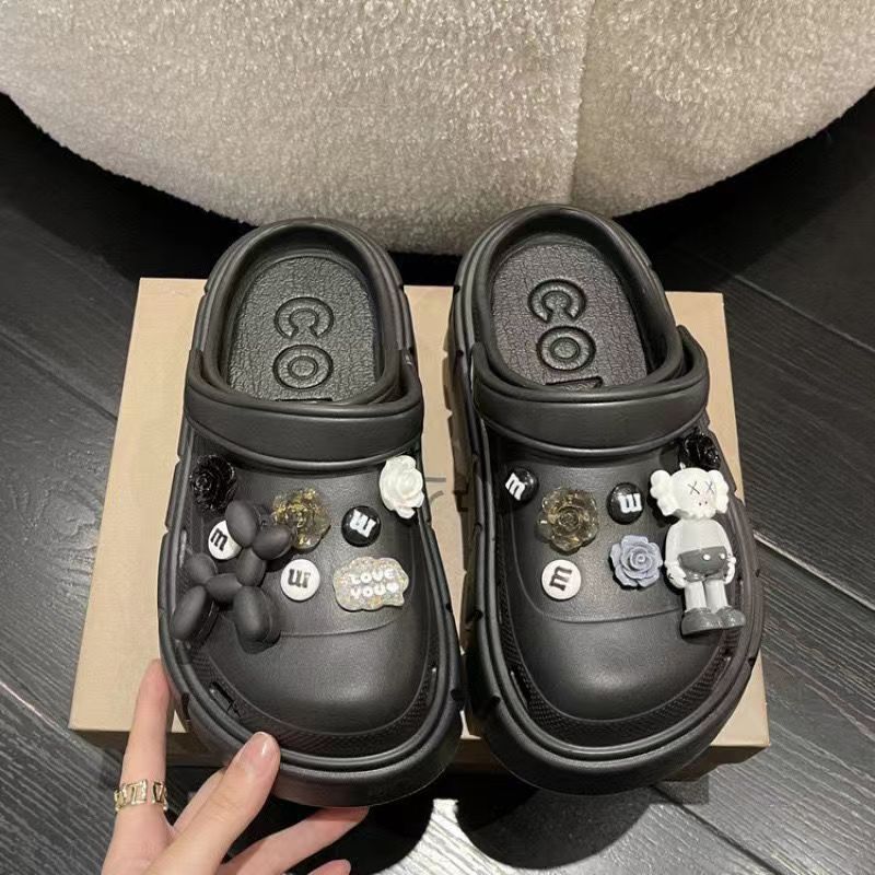 Zapatos de agujero de suela gruesa para mujer verano 2023 nueva celebridad en línea Princesa punta cerrada slip-on sandalias lindas ropa exterior para mujer