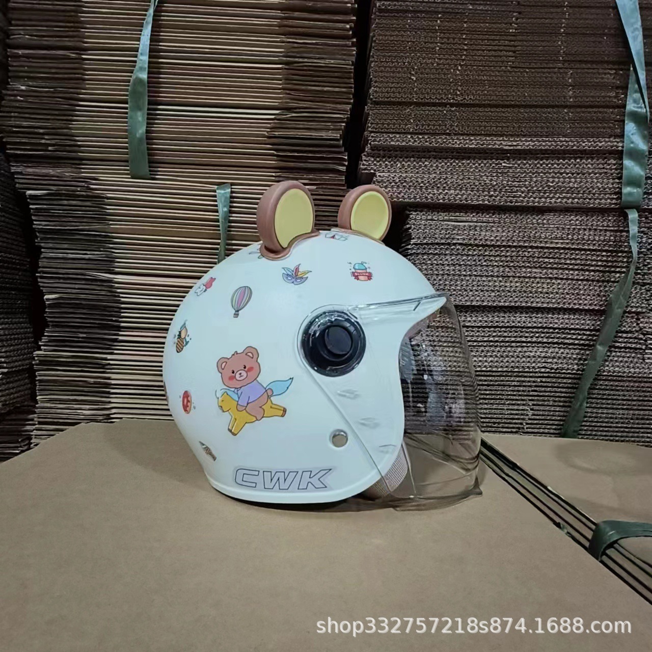미색 트로이 목마 곰 + 투명 긴 거울 + 갈색과 노란색 곰 귀