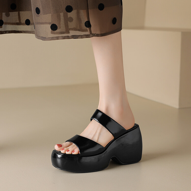 Summer fashionable women's slippers