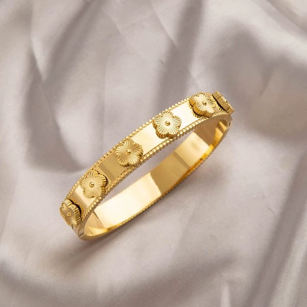 Golden bracelet, flowered