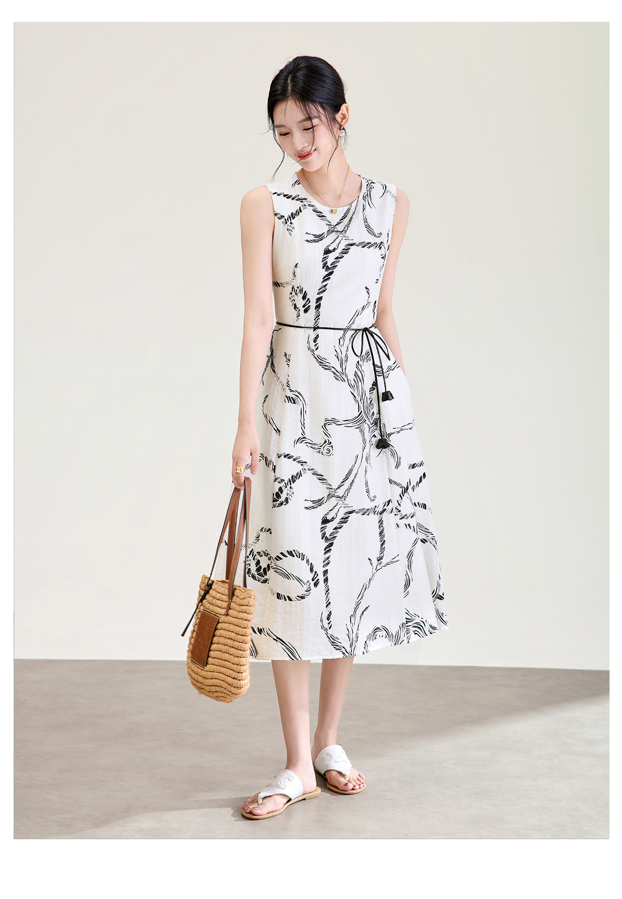Đầm maxi nữ thắt eo cổ tròn không tay họa tiết in hoa phong cách nghỉ dưỡng — Đen trắng chi tiết 11